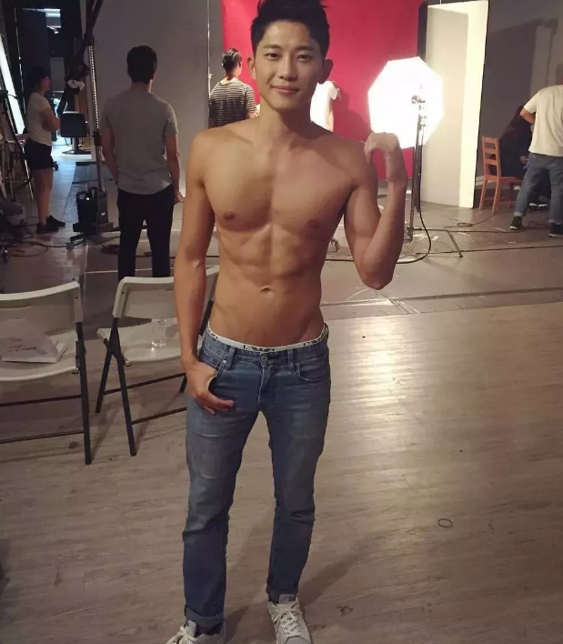 看点∣能飙车能演广告的筋肉体育生,还是身材迷人的鲜肉弟弟! - 51虹马 看点∣能飙车能演广告的筋肉体育生,还是身材迷人的鲜肉弟弟! - 51虹马