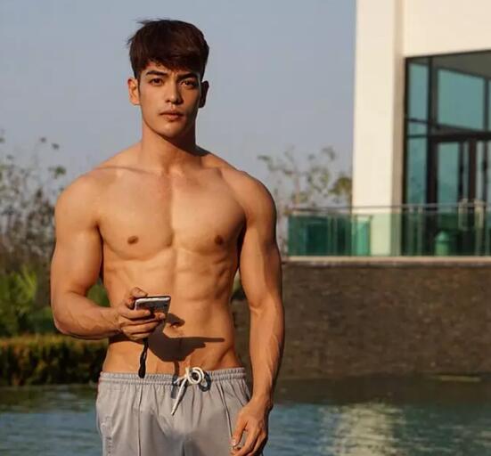 好惨！包很大网红被怼太像悲伤蛙，拍羞耻广告自证清白？ - 51虹马