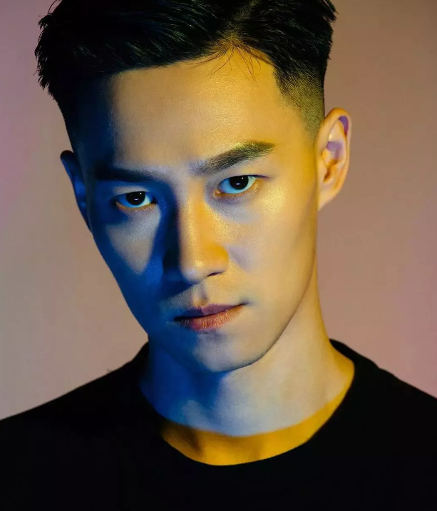 185的8块腹肌公狗腰东北爷们向云龙，了解一下 - 51虹马