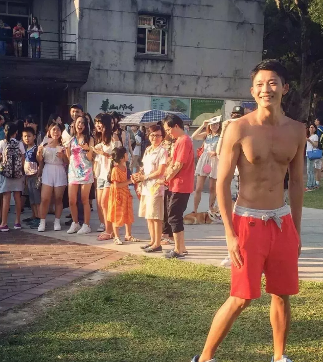 看点∣能飙车能演广告的筋肉体育生，还是身材迷人的鲜肉弟弟！ - 51虹马