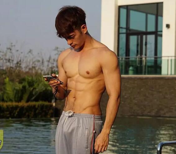 好惨！包很大网红被怼太像悲伤蛙，拍羞耻广告自证清白？ - 51虹马