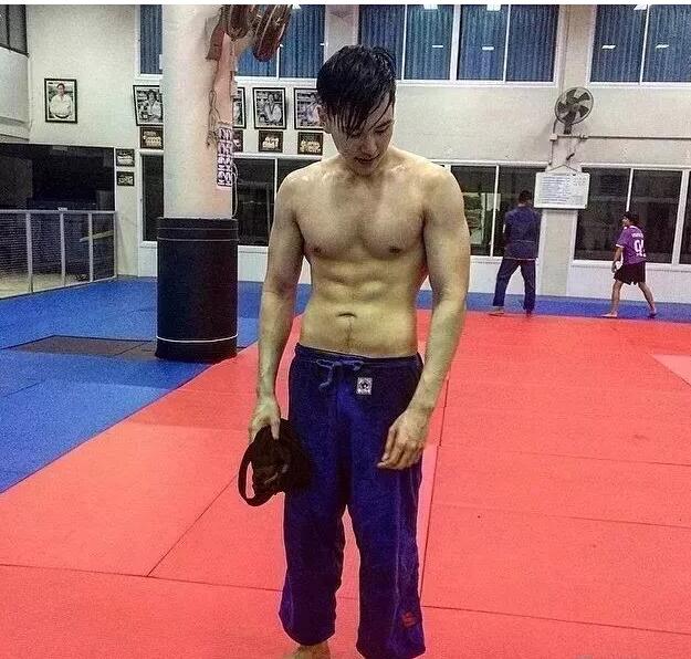 看点∣白嫩男模逆天胸肌还有沟，没有石更汉脸，也能男友力爆棚！ - 51虹马