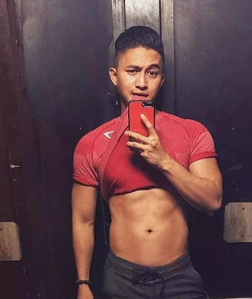 看点∣肌肉网红天菜泼水节大使，筋肉童颜加大胸肌，乱飙荷尔蒙的boy简直太犯规了！ - 51虹马