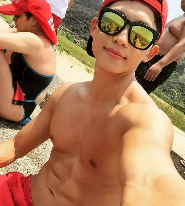 看点∣能飙车能演广告的筋肉体育生，还是身材迷人的鲜肉弟弟！ - 51虹马