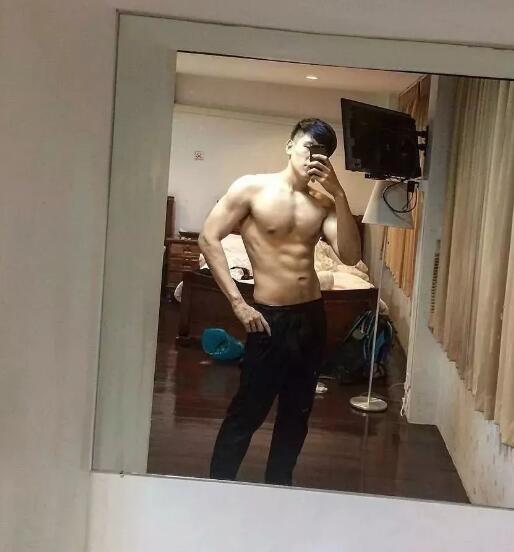 看点∣白嫩男模逆天胸肌还有沟，没有石更汉脸，也能男友力爆棚！ - 51虹马