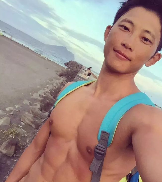 看点∣能飙车能演广告的筋肉体育生，还是身材迷人的鲜肉弟弟！ - 51虹马