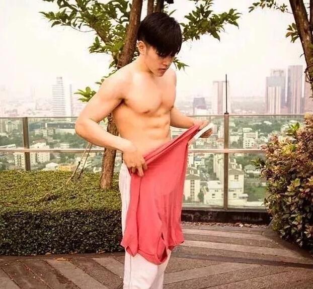 看点∣白嫩男模逆天胸肌还有沟,没有石更汉脸,也能男友力爆棚! - 51虹马 看点∣白嫩男模逆天胸肌还有沟,没有石更汉脸,也能男友力爆棚! - 51虹马