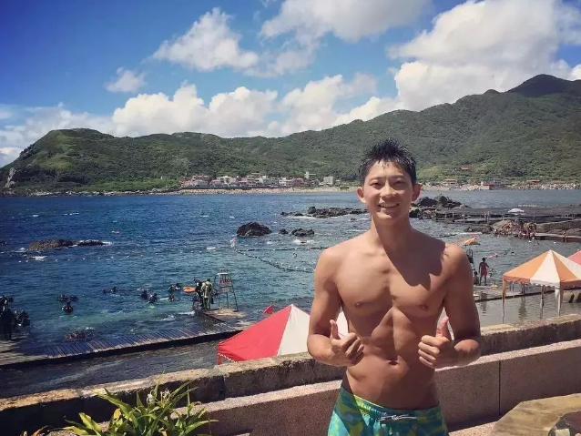 看点∣能飙车能演广告的筋肉体育生，还是身材迷人的鲜肉弟弟！ - 51虹马