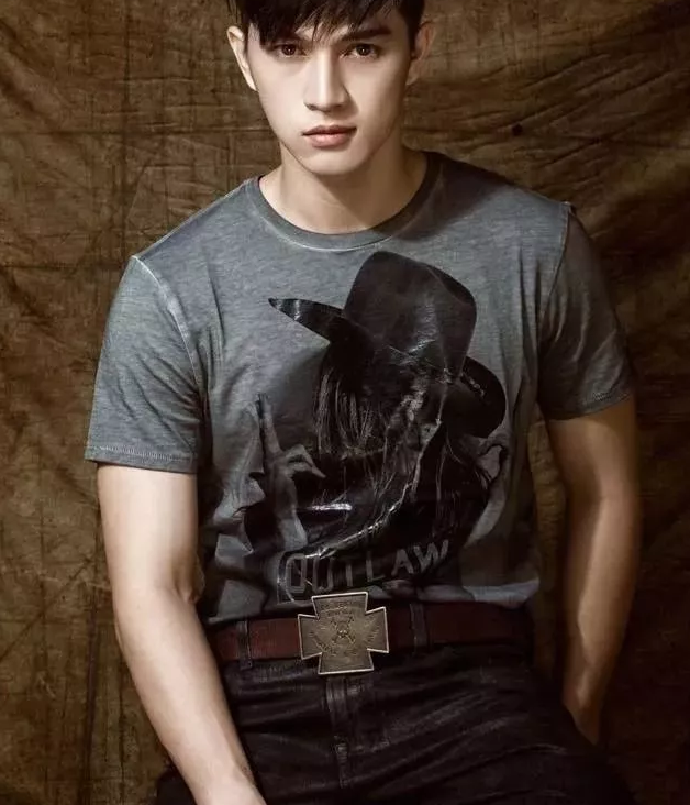 鲜肉男模脱得自然 乖巧盯当喵上线了！ - 51虹马