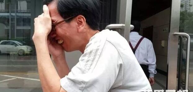 大叔男更衣室多次拍壮男洗澡，判囚12周 - 51虹马