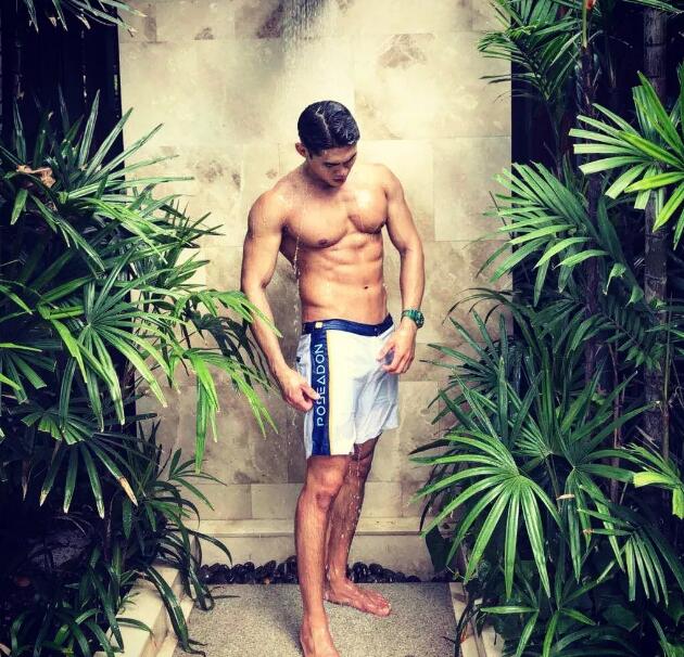 看点∣185.man货健体冠军“沖涼”照被疯传，天菜肌肉小将好“胸”！ - 51虹马