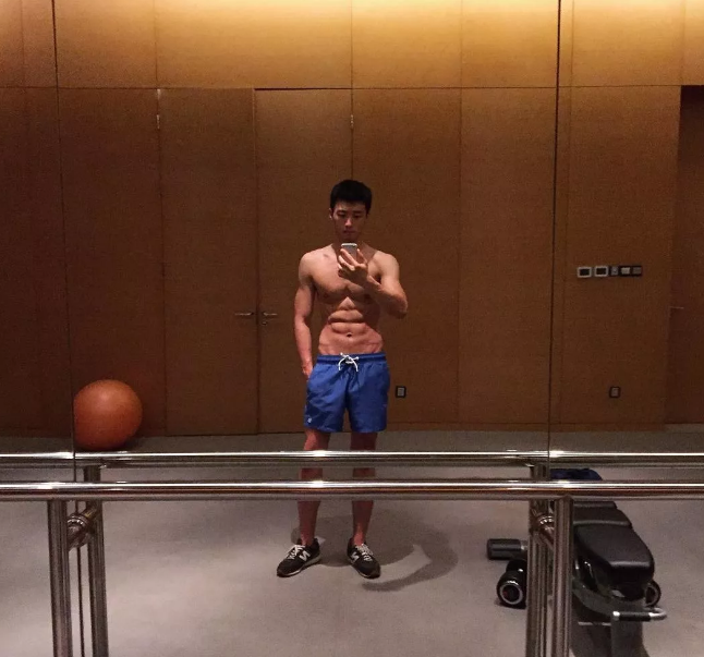 脱掉正装，他六块腹肌的公狗腰身材吓到我了 - 51虹马