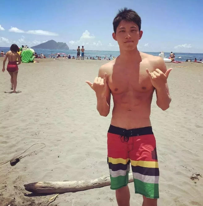 看点∣能飙车能演广告的筋肉体育生,还是身材迷人的鲜肉弟弟! - 51虹马 看点∣能飙车能演广告的筋肉体育生,还是身材迷人的鲜肉弟弟! - 51虹马