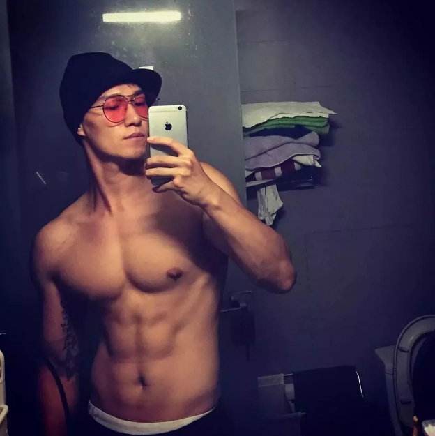 185的8块腹肌公狗腰东北爷们向云龙，了解一下 - 51虹马