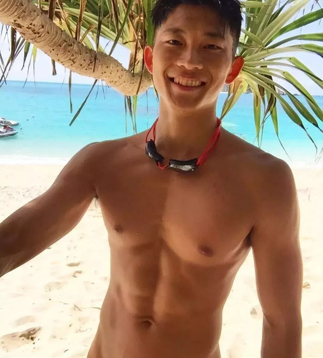 看点∣能飙车能演广告的筋肉体育生，还是身材迷人的鲜肉弟弟！ - 51虹马