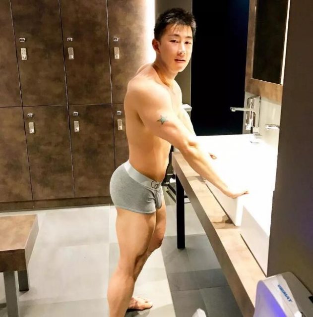 Gay的生活就是练好大胸翘臀，再去各地旅行？ - 51虹马