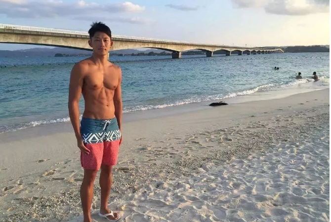 看点∣能飙车能演广告的筋肉体育生，还是身材迷人的鲜肉弟弟！ - 51虹马