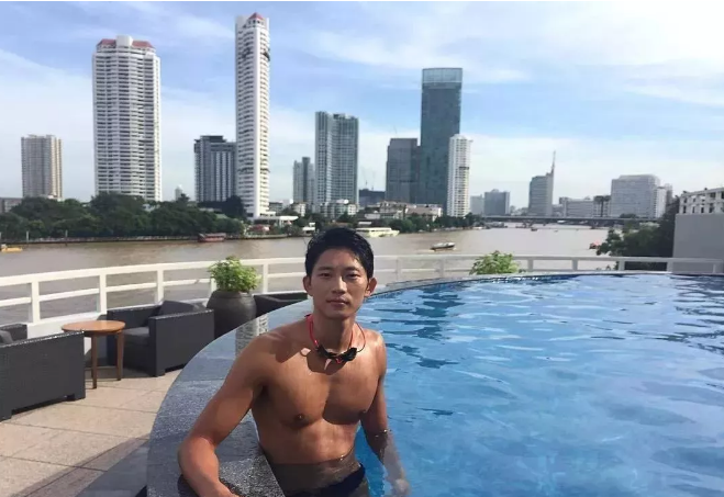 看点∣能飙车能演广告的筋肉体育生，还是身材迷人的鲜肉弟弟！ - 51虹马