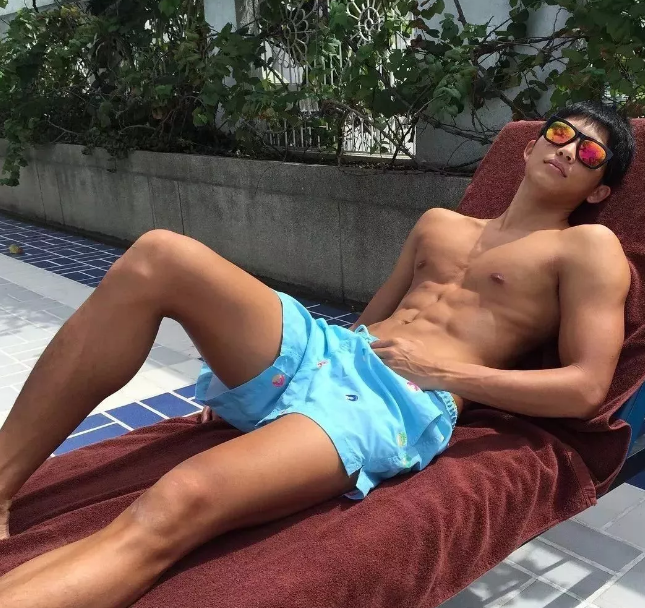 看点∣能飙车能演广告的筋肉体育生，还是身材迷人的鲜肉弟弟！ - 51虹马