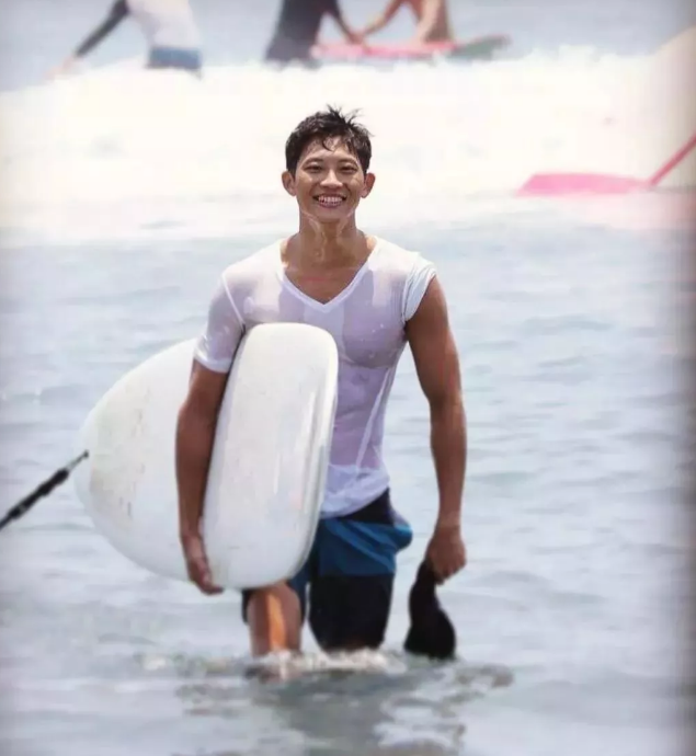 看点∣能飙车能演广告的筋肉体育生，还是身材迷人的鲜肉弟弟！ - 51虹马