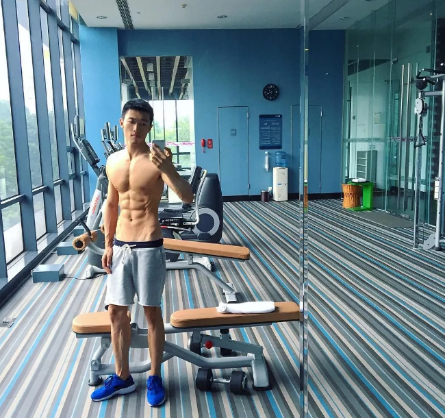 脱掉正装，他六块腹肌的公狗腰身材吓到我了 - 51虹马