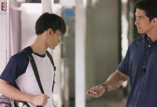 《社交心慌慌》鲜肉帅哥与体育老师在车里被偷拍 - 51虹马