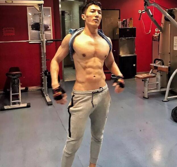 引众金主哄抢的189体育生，确实有点黑 - 51虹马