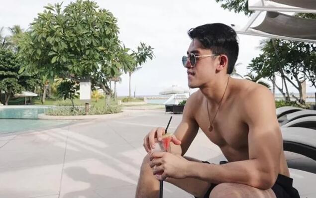 筋肉大胸边走边撩包很大的模特,居然是一脱成名的INS华裔? - 51虹马 筋肉大胸边走边撩包很大的模特,居然是一脱成名的INS华裔? - 51虹马