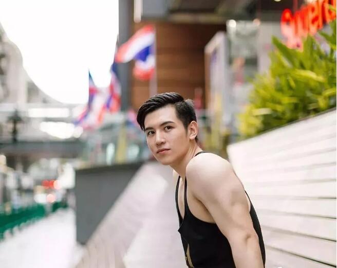 看点∣白嫩男模逆天胸肌还有沟，没有石更汉脸，也能男友力爆棚！ - 51虹马