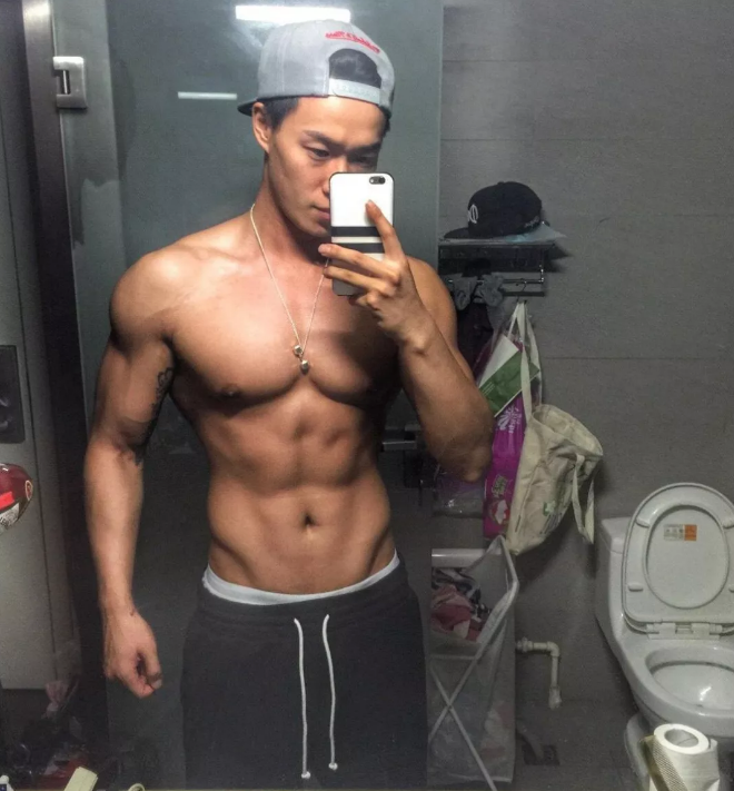 185的8块腹肌公狗腰东北爷们向云龙，了解一下 - 51虹马