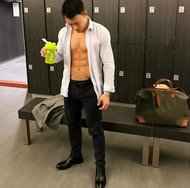 Gay的生活就是练好大胸翘臀，再去各地旅行？ - 51虹马