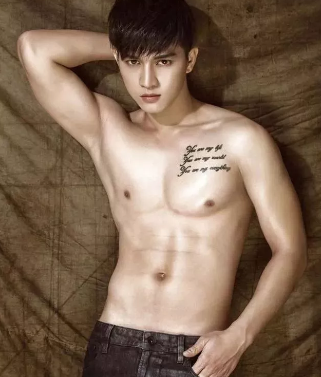 鲜肉男模脱得自然 乖巧盯当喵上线了！ - 51虹马