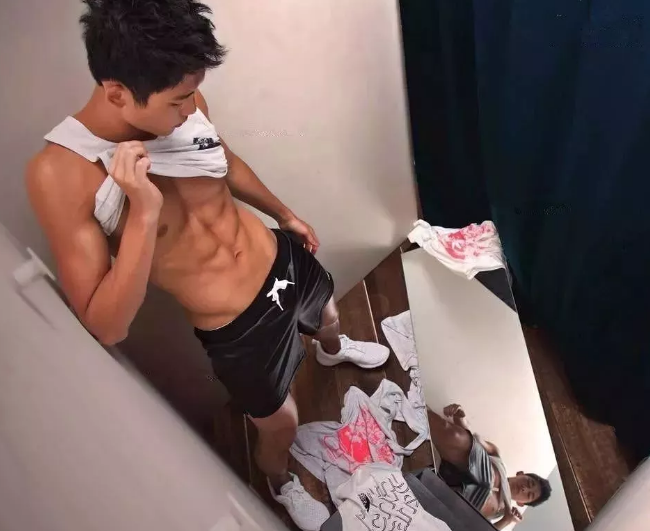 看点∣能飙车能演广告的筋肉体育生，还是身材迷人的鲜肉弟弟！ - 51虹马