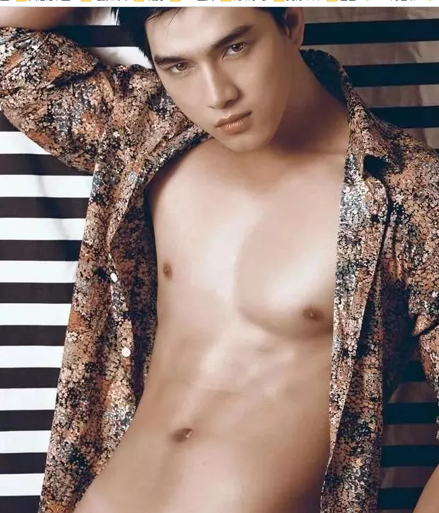 鲜肉男模脱得自然 乖巧盯当喵上线了！ - 51虹马