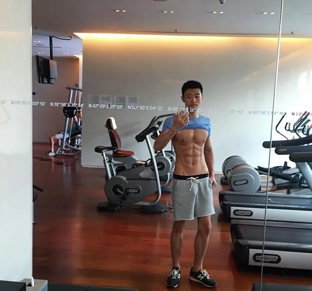 脱掉正装，他六块腹肌的公狗腰身材吓到我了 - 51虹马