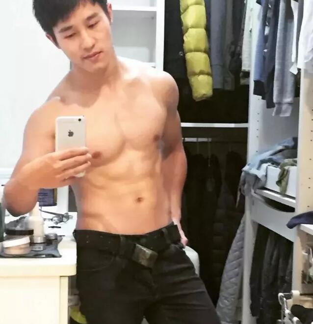 筋肉帅老师？ 别人口中：我的老师 - 51虹马