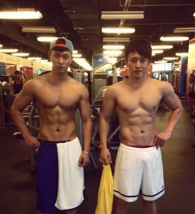 185的8块腹肌公狗腰东北爷们向云龙，了解一下 - 51虹马