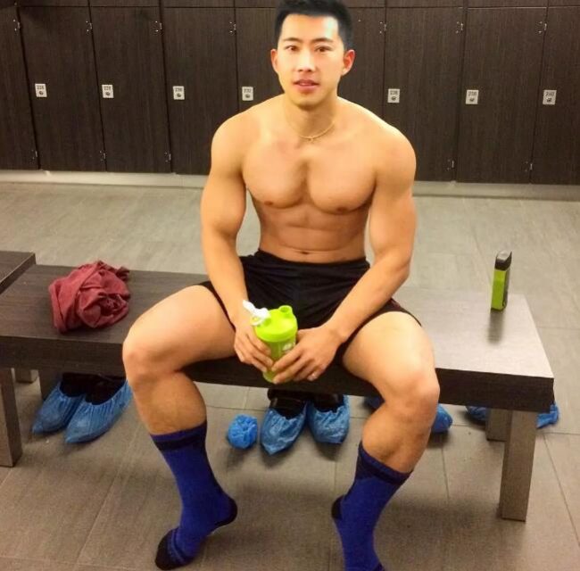 Gay的生活就是练好大胸翘臀，再去各地旅行？ - 51虹马