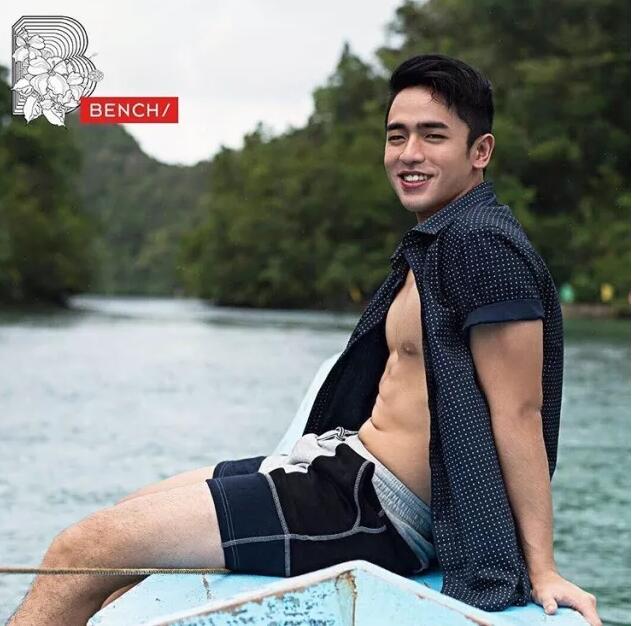 筋肉大胸边走边撩包很大的模特,居然是一脱成名的INS华裔? - 51虹马 筋肉大胸边走边撩包很大的模特,居然是一脱成名的INS华裔? - 51虹马