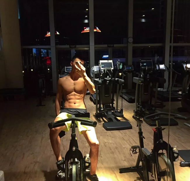 脱掉正装，他六块腹肌的公狗腰身材吓到我了 - 51虹马