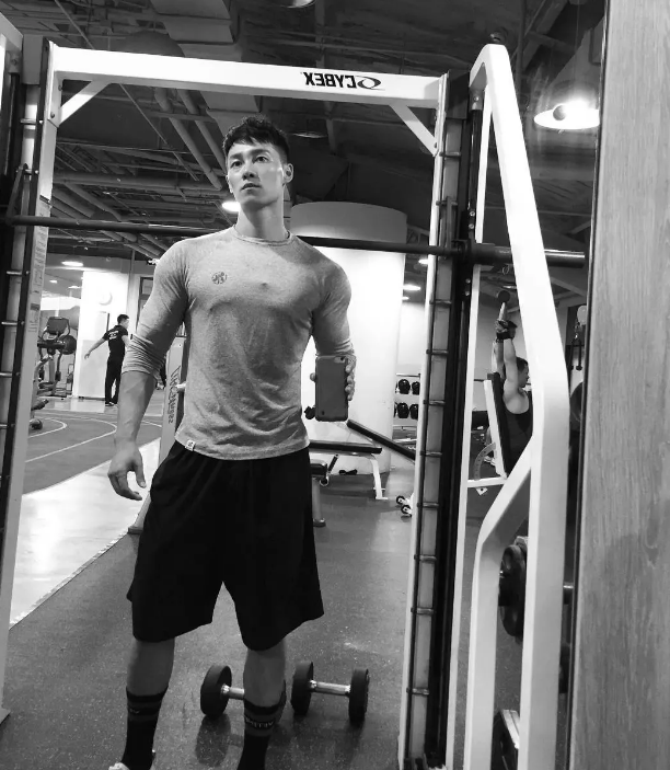 185的8块腹肌公狗腰东北爷们向云龙，了解一下 - 51虹马