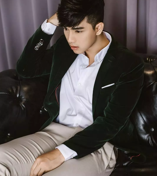 鲜肉男模脱得自然 乖巧盯当喵上线了！ - 51虹马