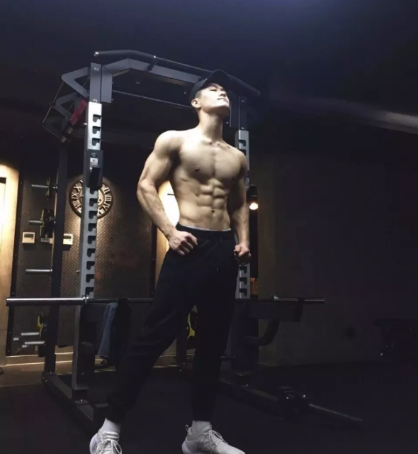 健身房偶遇小狼狗一枚，好看猛攻！ - 51虹马