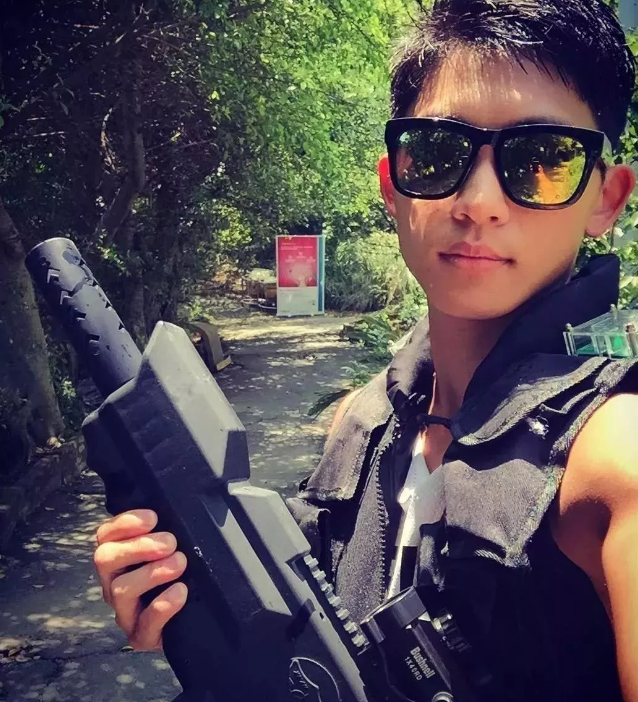 看点∣能飙车能演广告的筋肉体育生，还是身材迷人的鲜肉弟弟！ - 51虹马