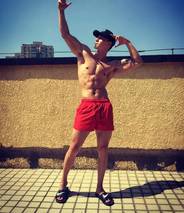 185的8块腹肌公狗腰东北爷们向云龙，了解一下 - 51虹马