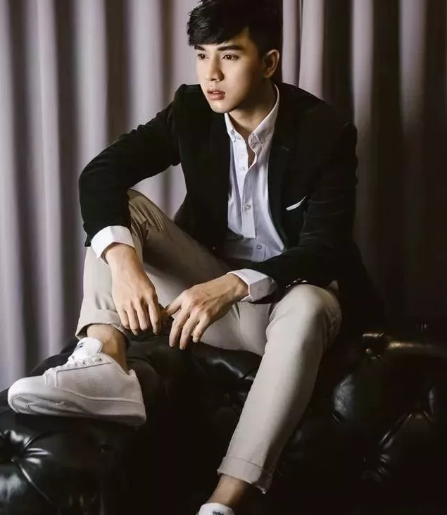 鲜肉男模脱得自然 乖巧盯当喵上线了！ - 51虹马