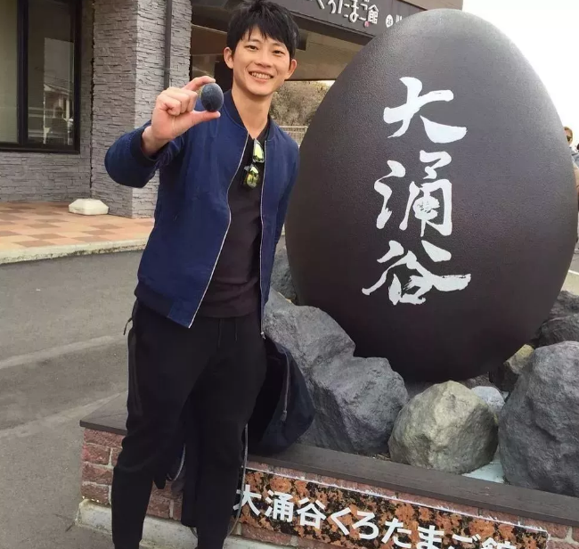 看点∣能飙车能演广告的筋肉体育生，还是身材迷人的鲜肉弟弟！ - 51虹马