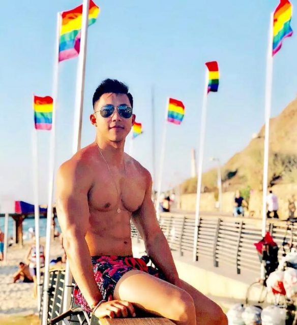 Gay的生活就是练好大胸翘臀，再去各地旅行？ - 51虹马