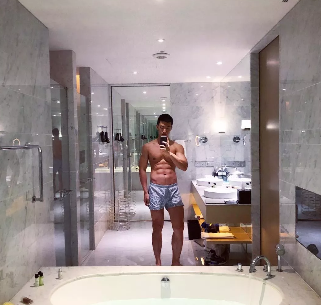 脱掉正装，他六块腹肌的公狗腰身材吓到我了 - 51虹马