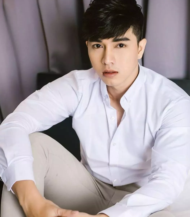 鲜肉男模脱得自然 乖巧盯当喵上线了！ - 51虹马